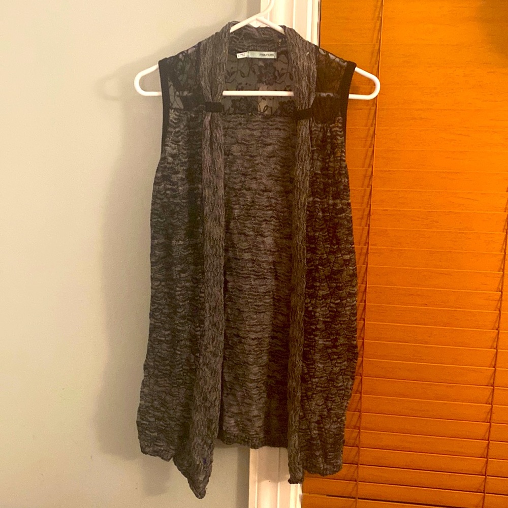 Woman’s Lightweight Long Sleeveless Sweater